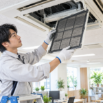 業務用エアコンのフィルターを確認する空調技術者