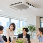 オフィスの天井カセット形業務用エアコンに取り付けた風よけカバーのイメージ